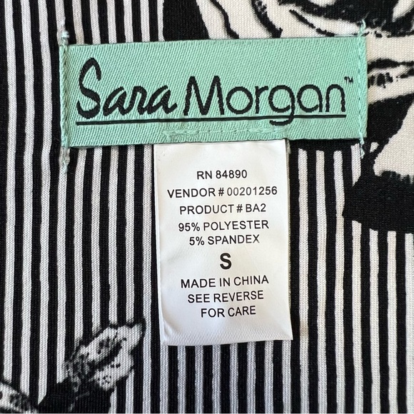 Sara Morgan, black floral blouse SZ SM - Picture 3 of 3